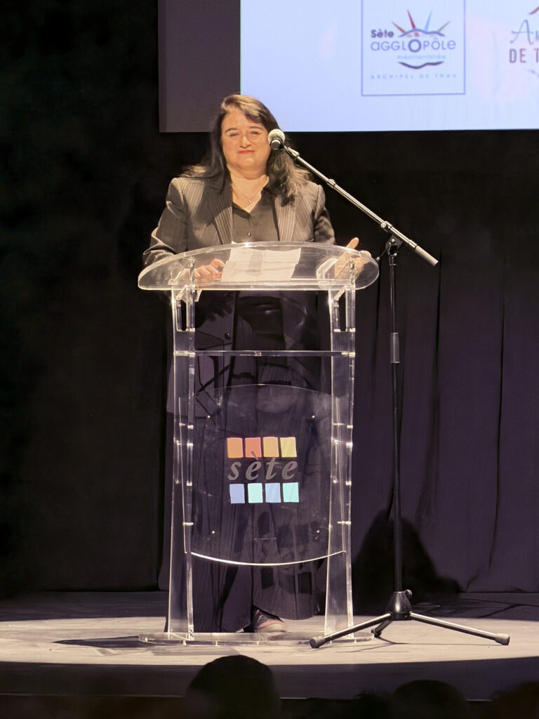 Sophie Benamon, remettant le Prix du Jury de la Presse - Ambivalent©