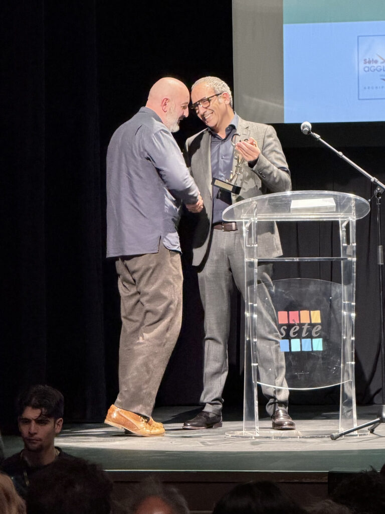 Abdel Raouf Dafri remet le Prix du Meilleur Scénario à Bruno Merle pour "EXTRA LUCIDE" - Ambivalent©