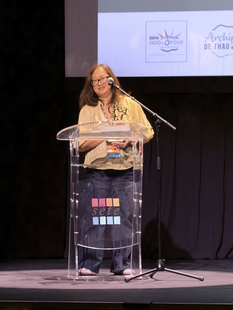 Une représentante de Ciné+ OCS récupère le Prix du Meilleur Réalisateur destiné à Aurélien Molas pour "DEEP" - Ambivalent©