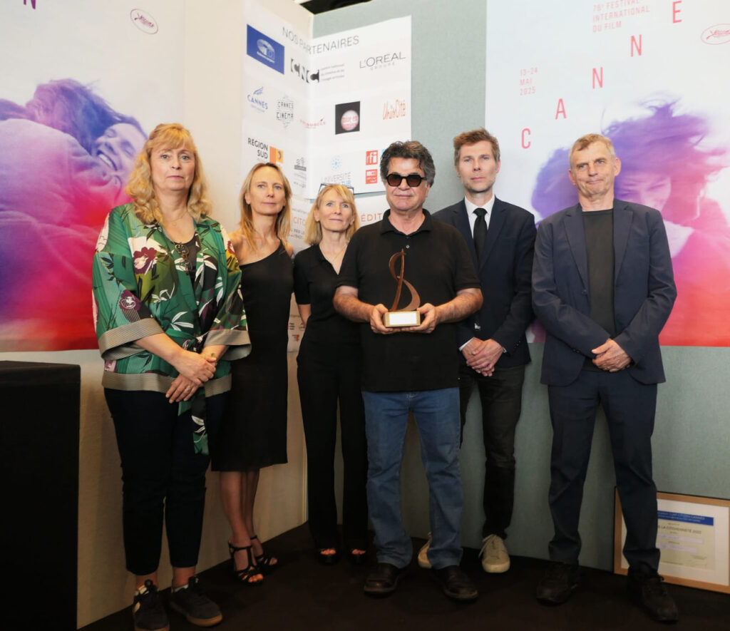 Remise du Prix de la Citoyenneté 2025 au réalisateur Jafar Panahi pour son film Un simple accident par le jury composé d'Isabelle Chenu, journaliste et cheffe du service culturel de RFI, Delphine Coulin, cinéaste, scénariste et écrivaine, Muriel Coulin,cinéaste et directrice de la photographie, Lionel Baier, cinéaste et producteur suisse et Lucas Belvaux, réalisateur, scénriste et auteur belge, Président du jury. Photo : François Vila©